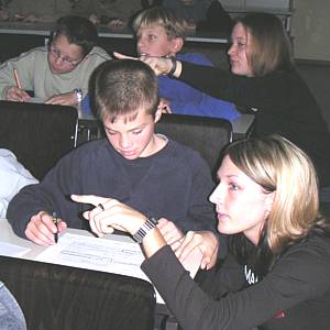 Schler der Realschule Ebrach erhalten Hilfestellung beim Ausfllen der berweisung